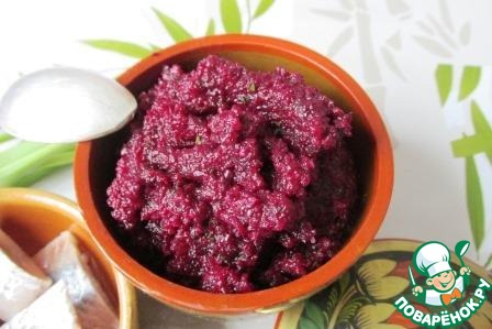 Блинчики с сельдью и свекольным песто