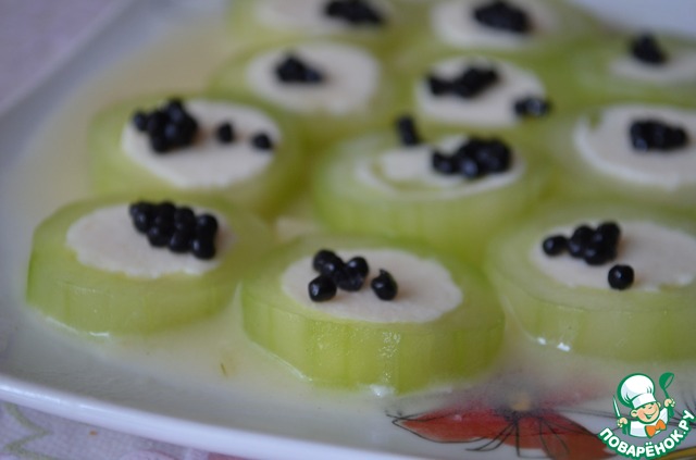 Фаршированные огурцы с кальмарами