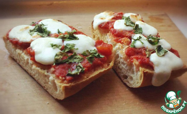 Острая чиабатта с моцареллой и базиликом