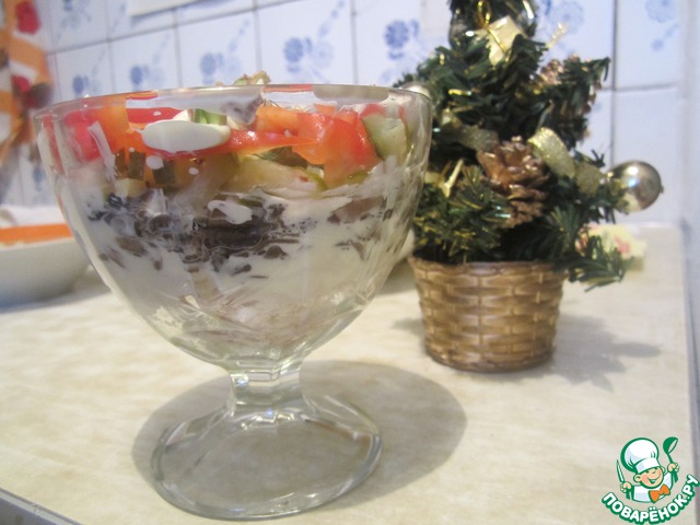 Салат овощной с курицей и фисташками