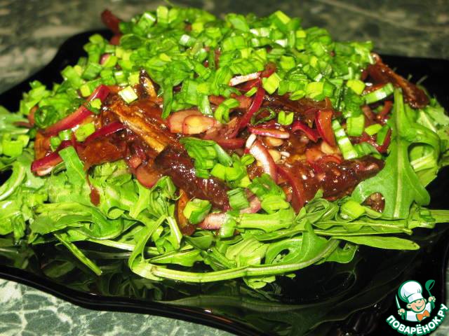 Salad of sweet onion with dates