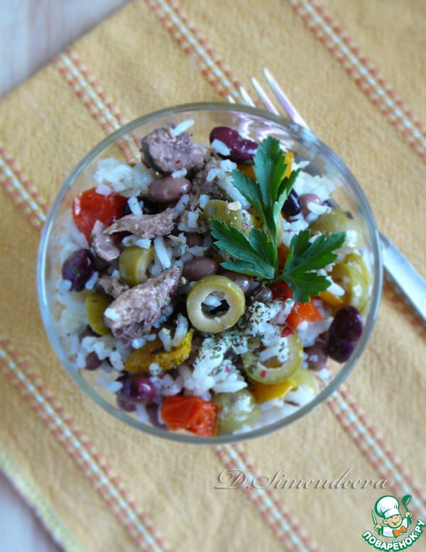 Salad with rice, beans, tuna and sun-dried peppers