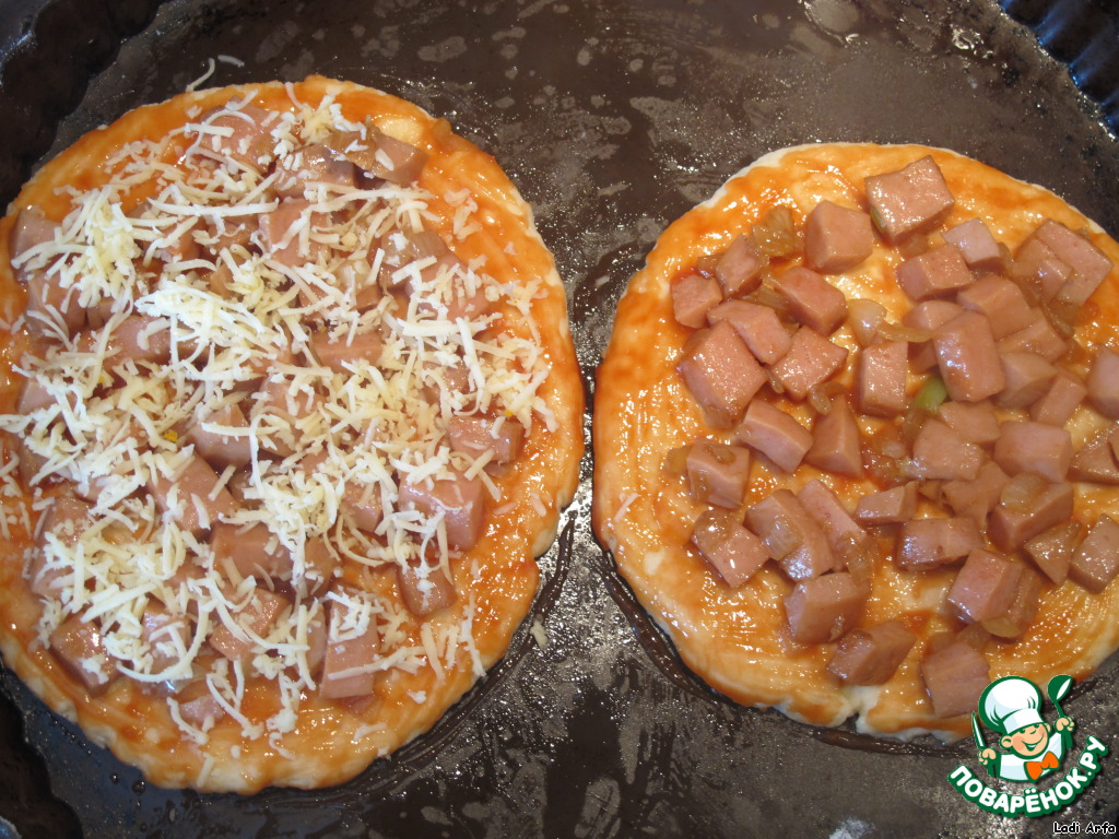 Sunday picnic by the lake , with cottage cheese mini pizzas