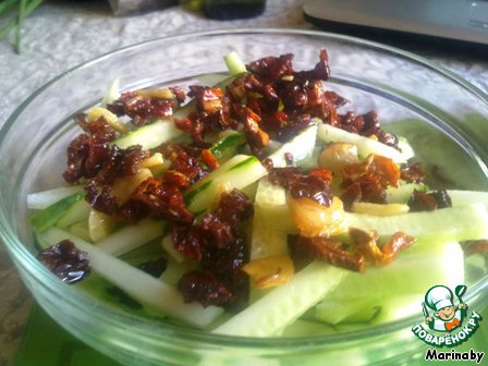 Cucumber salad with dressing of sun-dried tomato