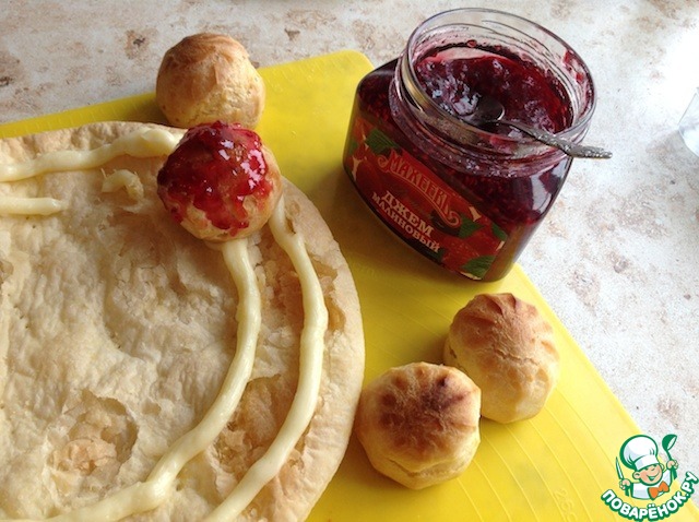 Dessert based on the Saint-Honore with raspberry jam