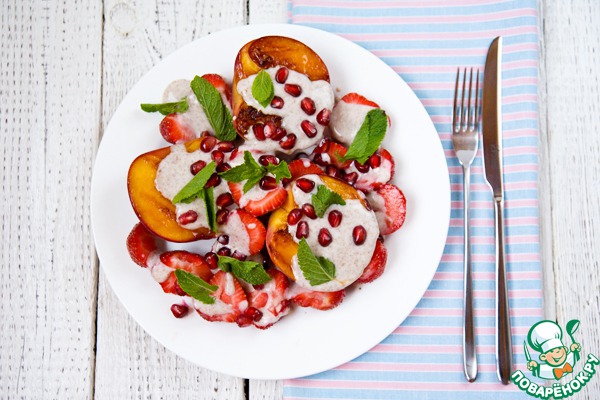 Peaches grilled with strawberries and yogurt sauce