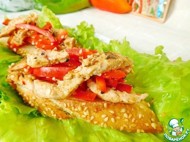 Брускетта с перцем и курицей