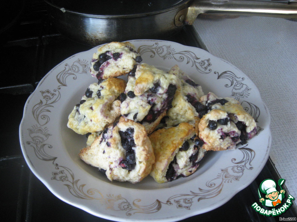 Scons with blueberries