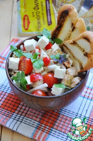 Salad with chicken, feta and tomatoes