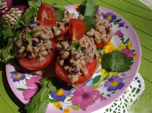 Sandwich with white beans, tuna and tomatoes