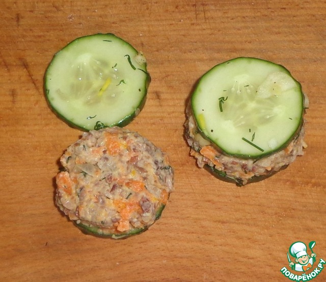 Фасолевая закуска в маринованных огурцах