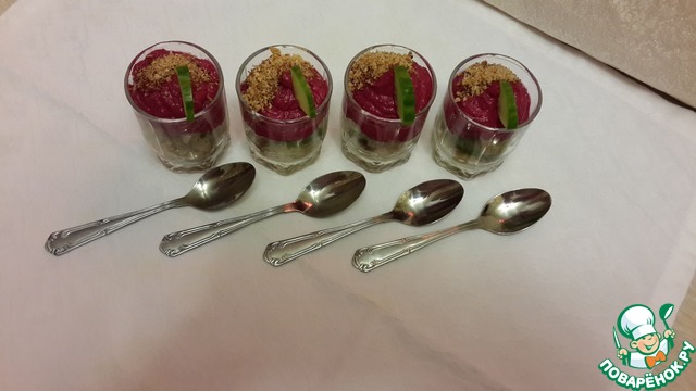 Весенняя селедка со свекольным муссом