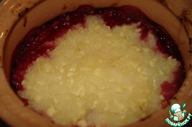 Rice pudding with cherries in pots