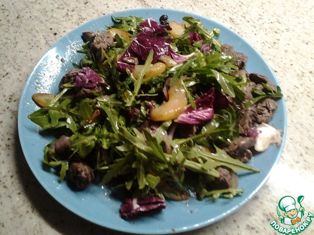 Salad with pear and chicken liver
