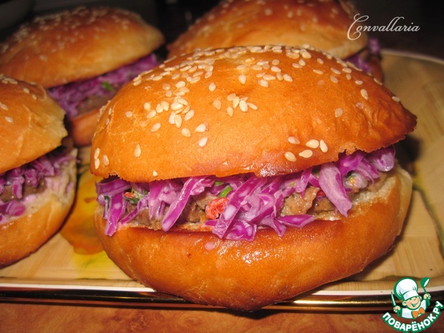 Sandwich with meat and red cabbage