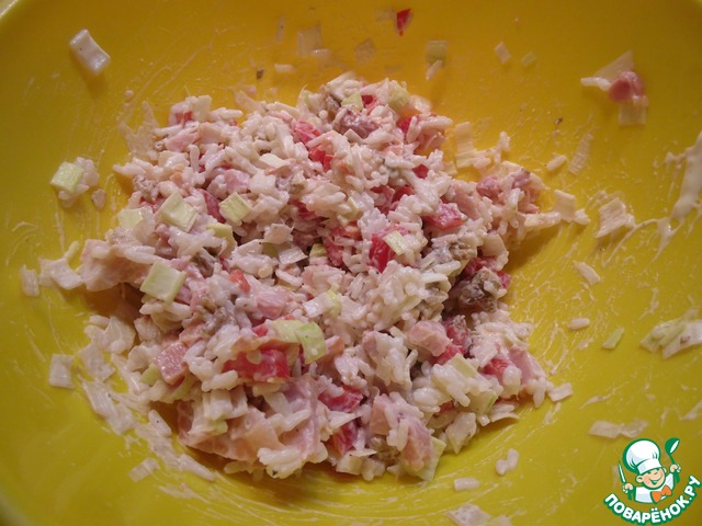 Rice salad with chicken and tomatoes