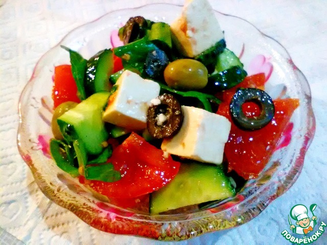 Salad with marinated cheese