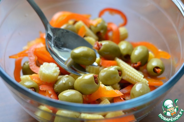 Салат с кукурузой, оливками и перцем