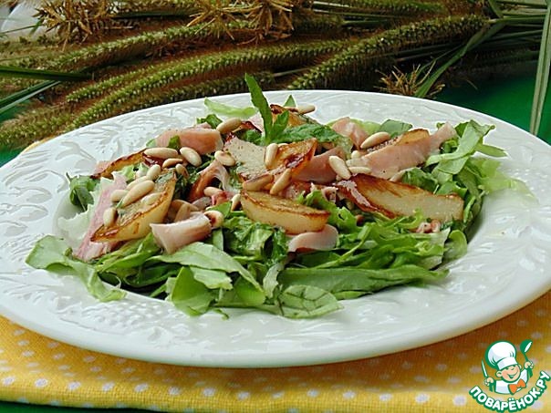 Salad with smoked chicken and pear flambe