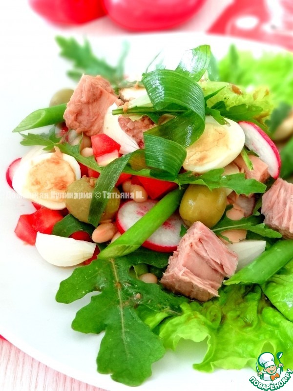 Vegetable salad with tuna and beans