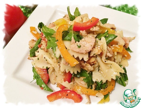 Восточный салат с пастой и курицей