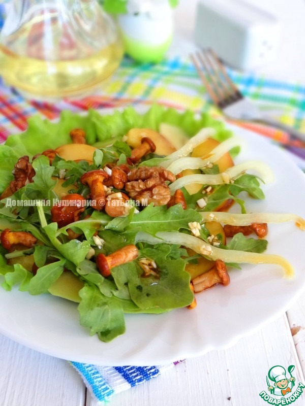 Green salad with peaches and chanterelles