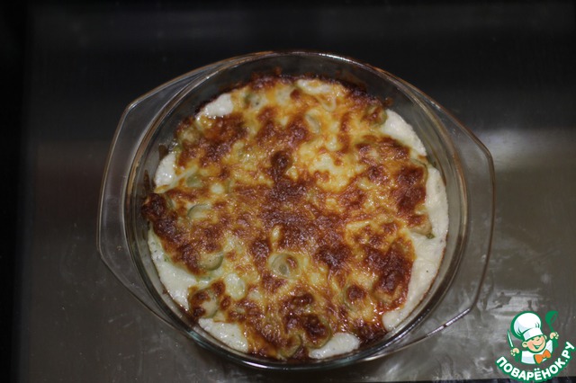 Кабачки с сыром и оливками в сметанном соусе