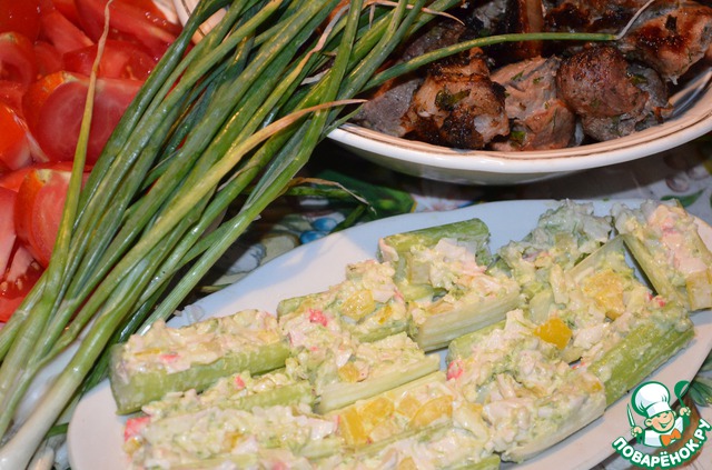 Лодочки из сельдерея