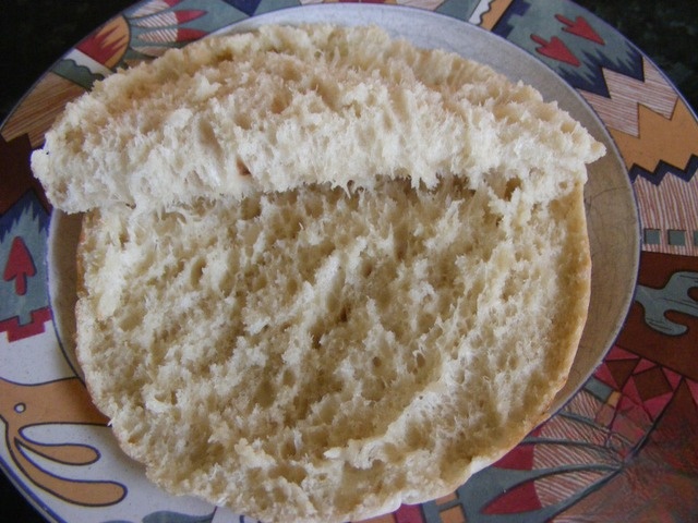 Pita with chicken and shredded red cabbage