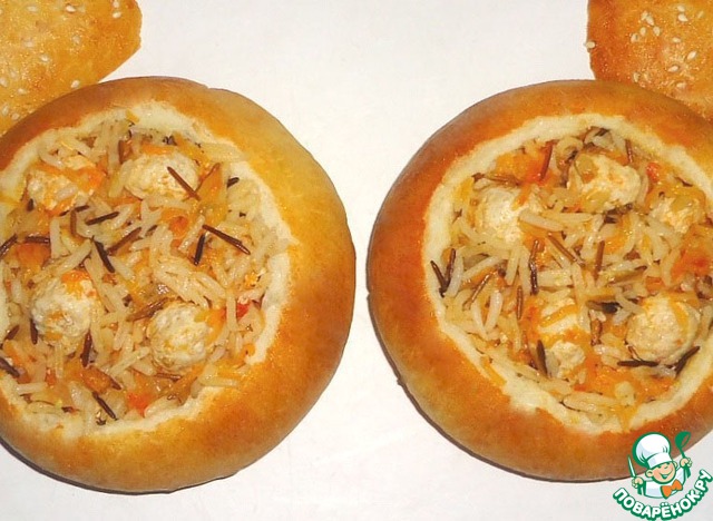 Pilaf with chicken and meatballs in the buns