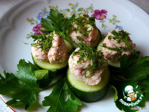 Мусс из копчeного лосося на огуречных дольках