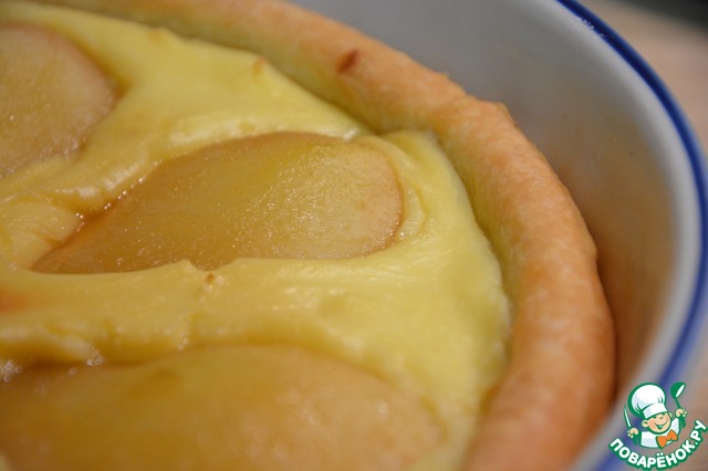 Cake with caramelized pears and custard