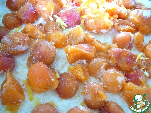 Pie with apricots and lemon zest