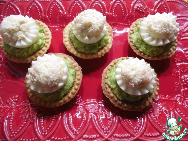 Тарталетки с авокадо и фаршированными яйцами