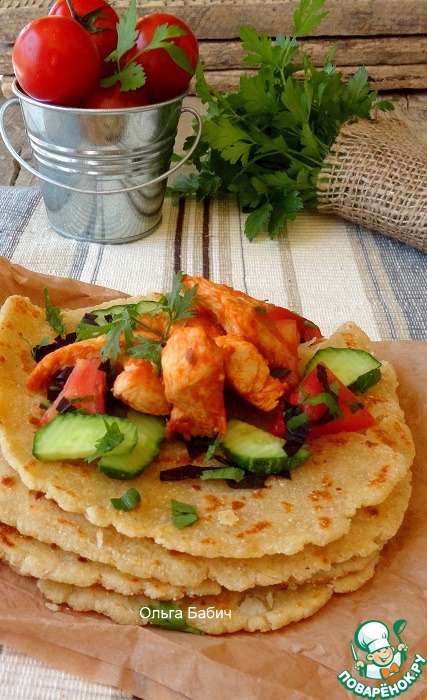 Corn and cheese tortillas with chicken and vegetables