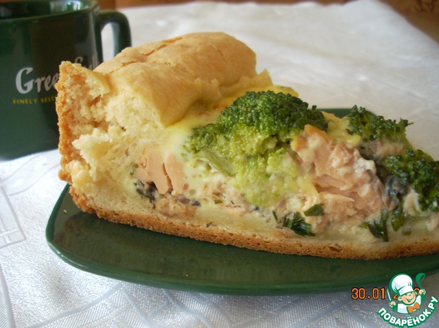 Pie with salmon and broccoli