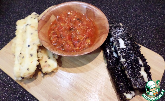 Жареный сулугуни с черным кунжутом