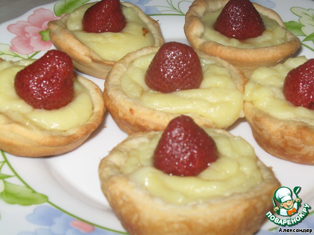 Cream puffs and strawberries