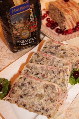 Rice served with cooked bacon and mushrooms