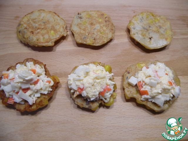 Крабовый салат на кукурузных оладьях