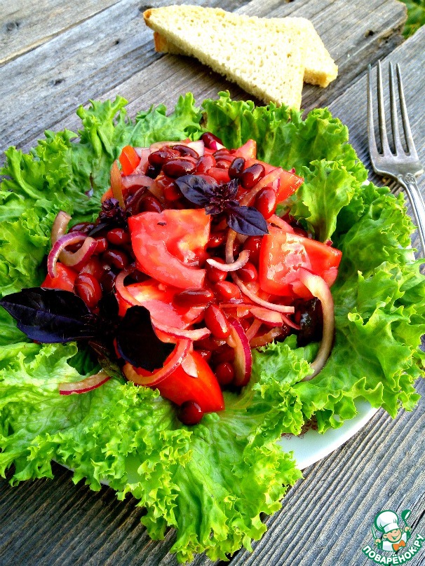 Salad with red beans and tomatoes