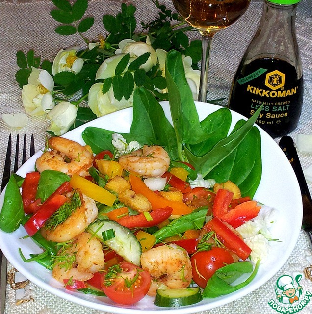 Овощной салат с курицей и креветками
