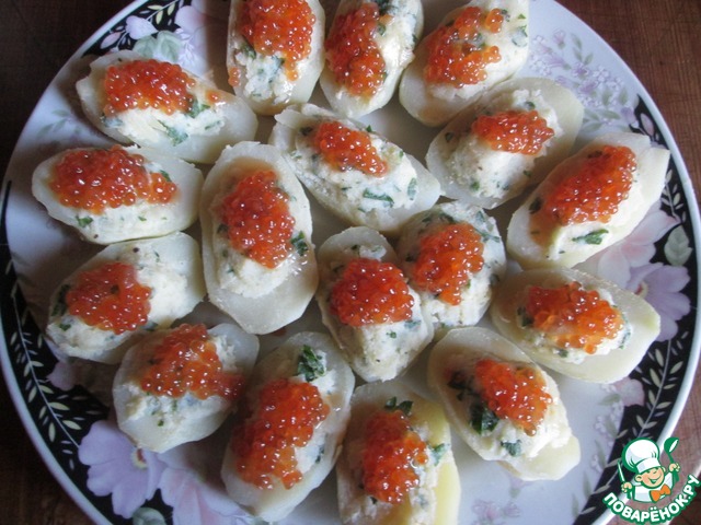 Печеный картофель со сметаной и икрой