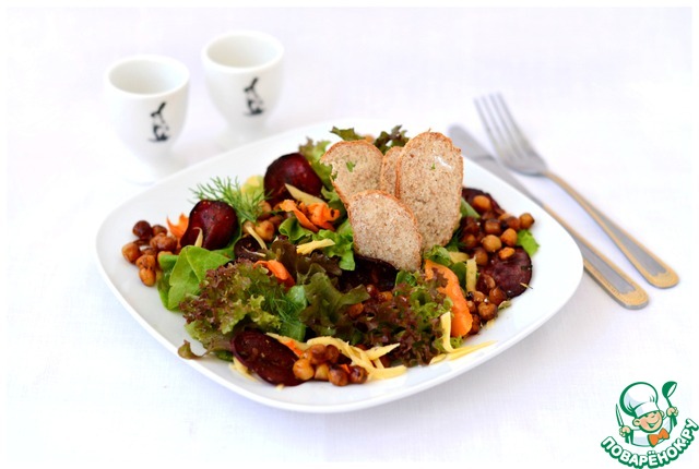 Salad with caramelized chickpeas and vegetable crisps