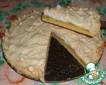 Apple-banana cake with a soft meringue