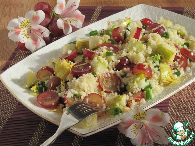 Salad with couscous, pear and grapes