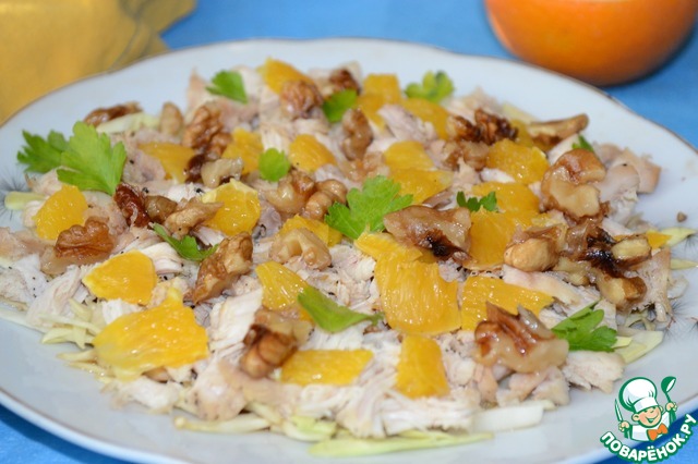 Salad with chicken, oranges and caramelized walnuts