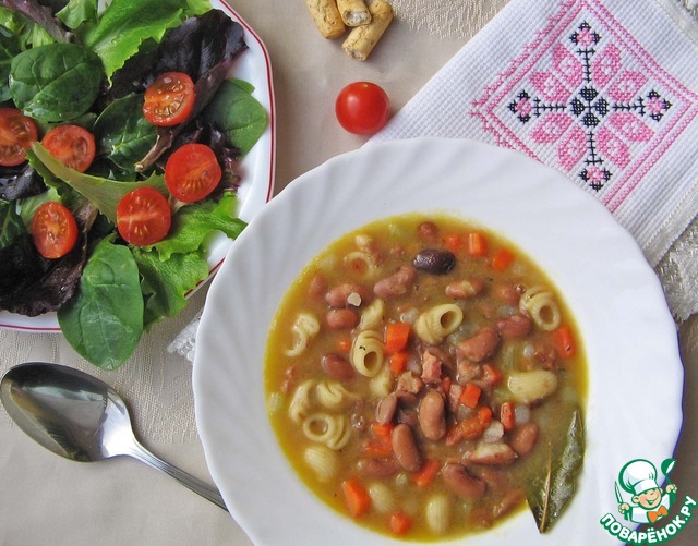 Stewed red beans with vegetables and pasta