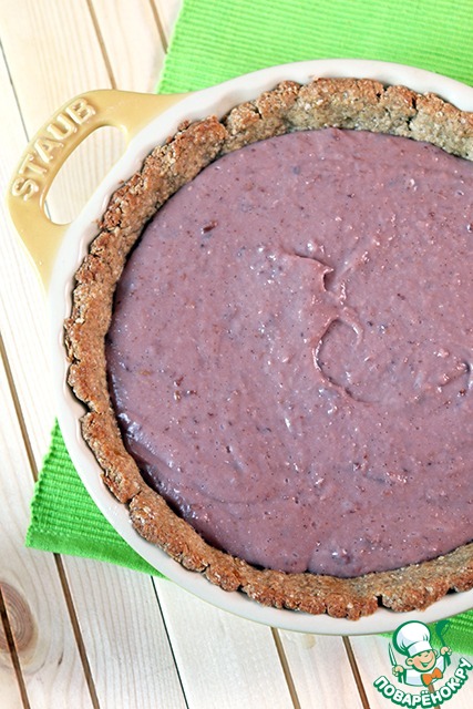 Tart base with banana and cherry custard