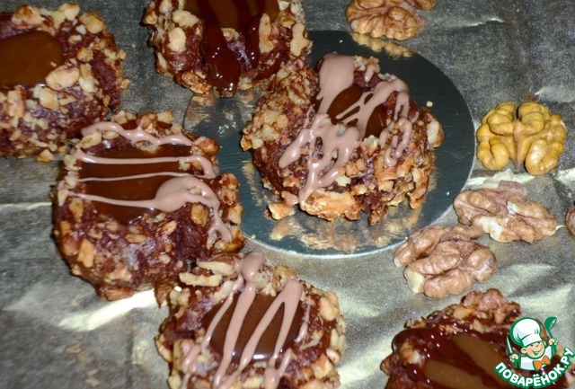 Chocolate-hazelnut cookies with caramel sauce